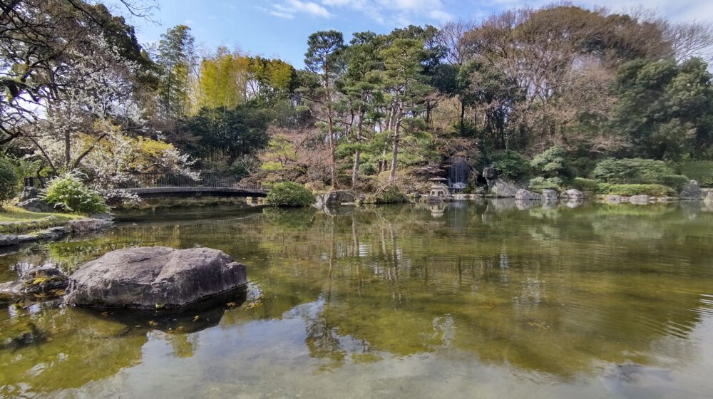 The garden view from the cafe “Rakusui" in the Kurume city art musium