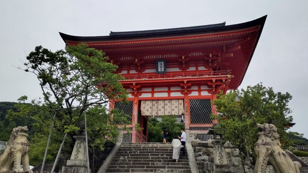 The Niomon Gate and the Shinto komainu in Kiyomizu-dera Temple 